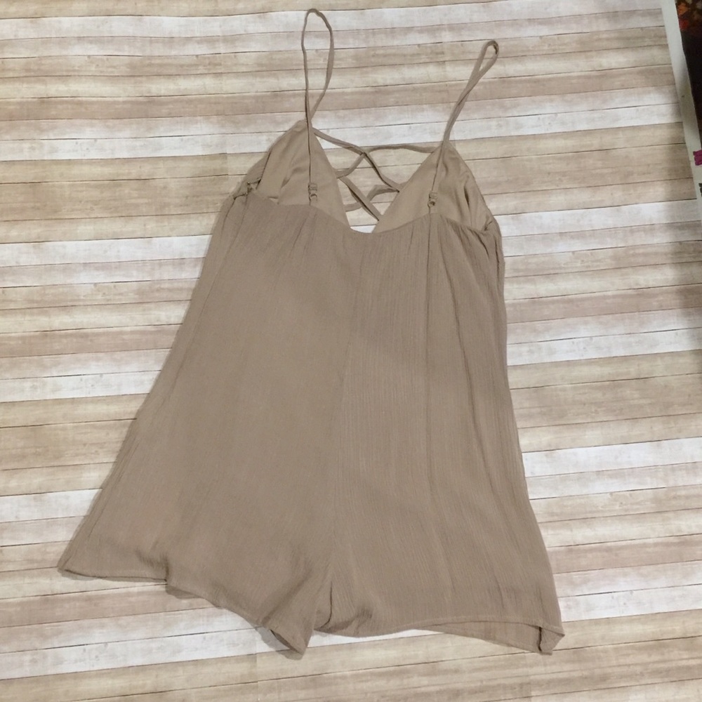 Fashion on Earth Lace Up Romper Taupe NWT Sz L - Picture 2 of 6